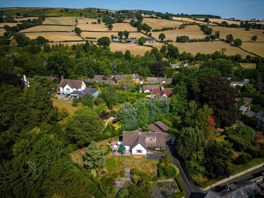 A Spacious Hidden Gem With Hot Tub, Lovely Garden & Views Kington  Exterior photo